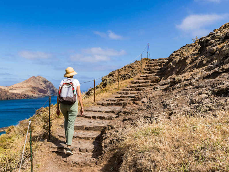 Eine Frau wandert an der Küste am Ponta de Sao Lourenco auf Madeira.