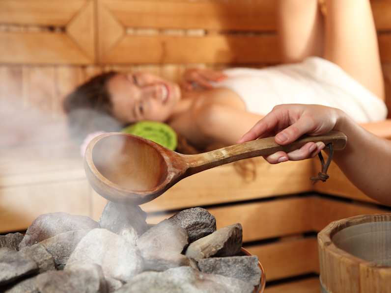 Eine Frau in einer Sauna