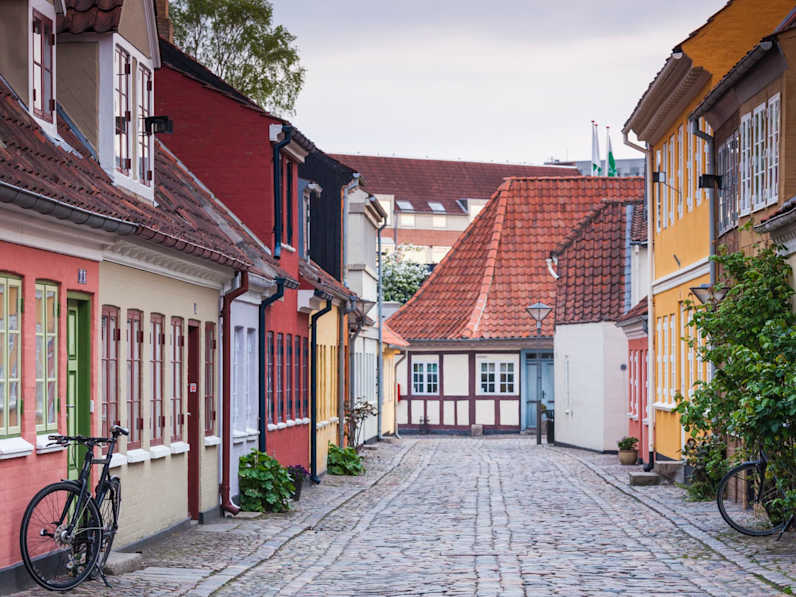 Eine Gasse mit bunten Häuschen auf der dänischen Insel Fünen.