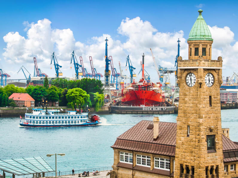 Landungsbrücken in Hamburg an der Elbe.