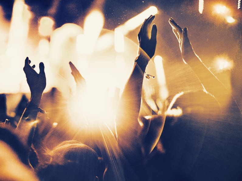Jubelnde Fans bei einem Konzert. © Aja Koska/E+ via Getty Images