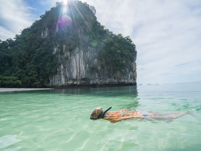 junge Frau schnorchelt im wunderschönen Wasser Thailands © iStock.com/swissmediavision