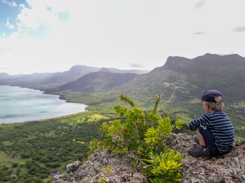 Ein Junge hat eine tolle Aussicht vom Berg Le Morne, Mauritius. © Astrid Därr