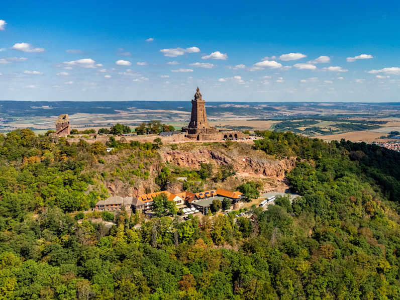 Blick auf das in der Ferne liegende Kyffhäuser Denkmal