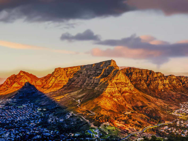 Blick auf Kapstadt bei Sonnenuntergang.