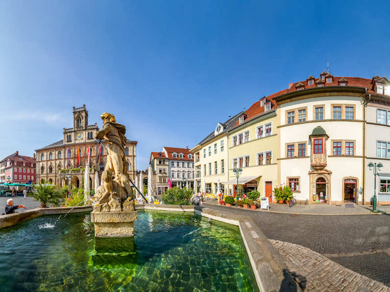 Blick über einen Brunnen auf den Marktplatz in Weimar