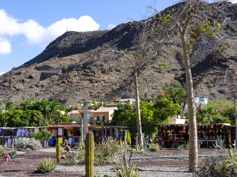 Mehrere Marktstände in Mogán, Gran Canaria, Spanien.