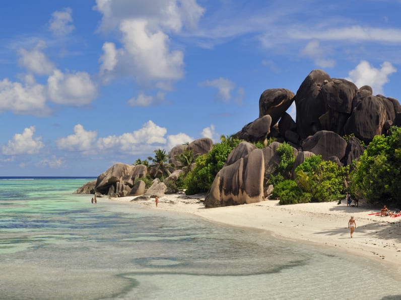 Menschen am Strand von Source d'Argent auf den Seychellen. © Atlantide Phototravel/Corbis Documentary via Getty Images