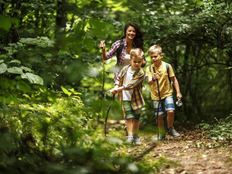 Mutter und Kinder wandern © BalanceFormCreative – stock.adobe.com