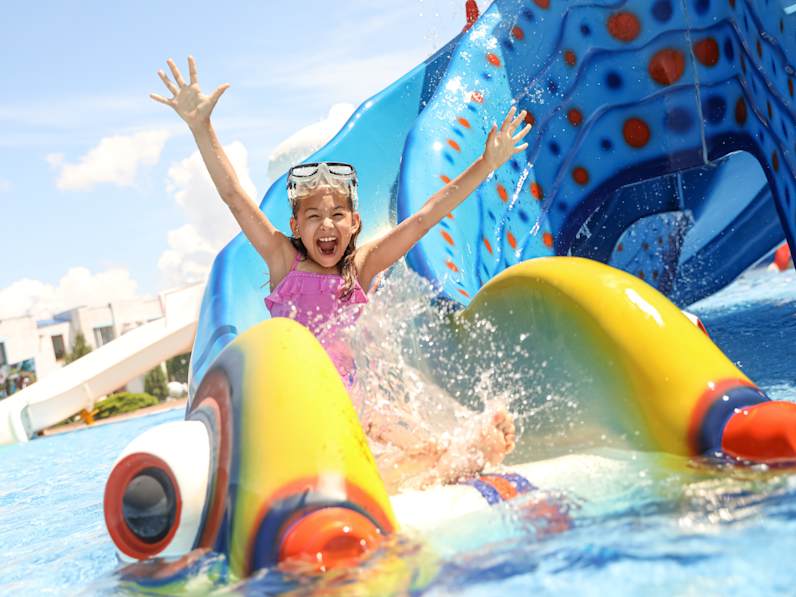 Ein Mädchen rutscht eine Wasserrutsche hinunter © Lukas - stock.adobe.com