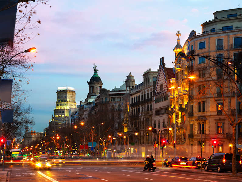 Blick auf den Passeig de Gracia, Barcelona, Spanien. © JackF via Getty Images