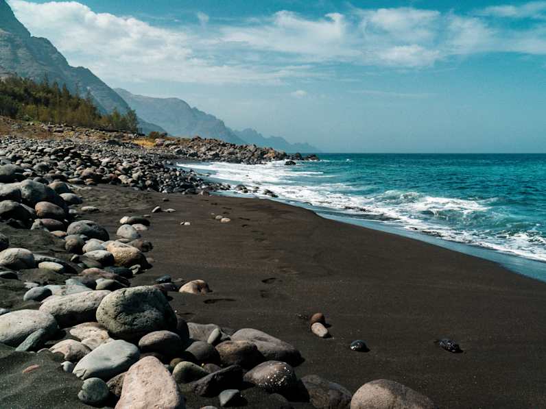 Ein steiniger Strand mit türkisblauem Wasser