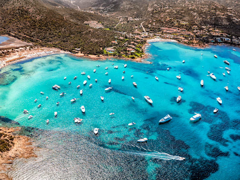 Eine Bucht voller Boote