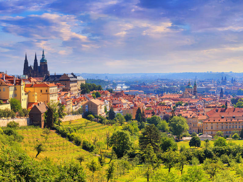 Blick über ein Häusermeer mit vielen alten Kirchtürmen