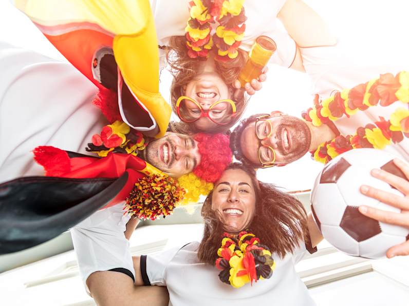 Vier FreundInnen treffen sich zum Public Viewing und trinken ein Bier
