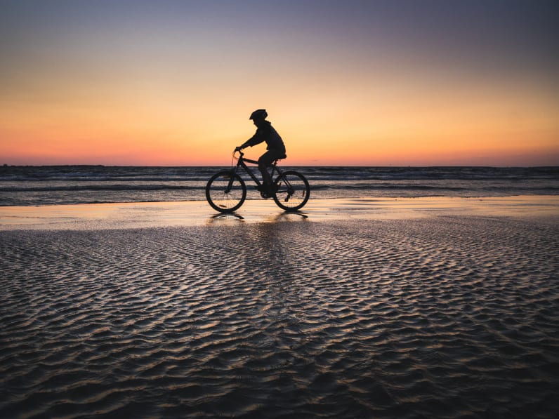 Eine Radtour bei Sonnenuntergang muss jeder auf Rügen einmal erleben © icephotography - stock.adobe.com