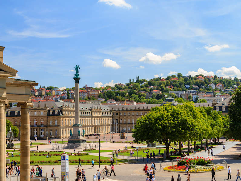 Ein Platz mit Bäumen