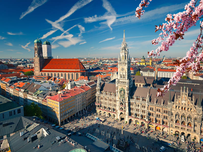 Luftbild von München mit Rathaus und Kirche