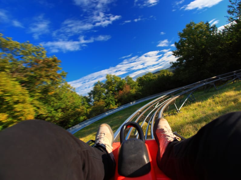 Mit Adrenalin auf der Sommerrodelbahn in das Tal schießen © Zsolt Biczó - stock.adobe.com