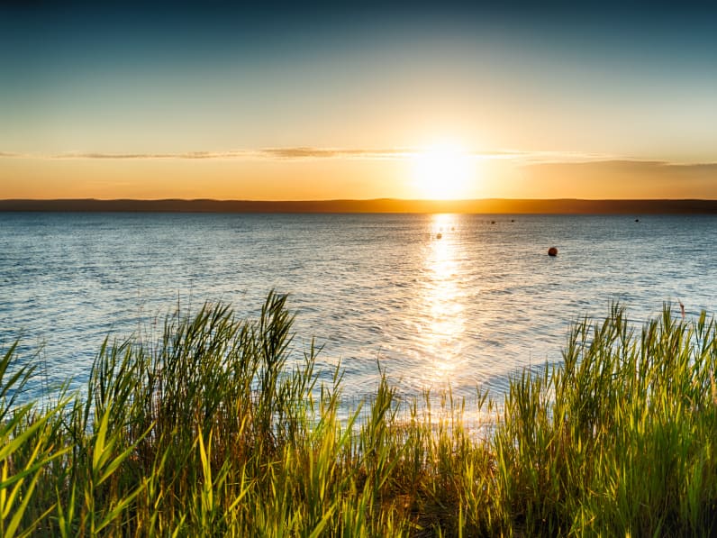 Sonnenuntergang am Neusiedler See in Podersdorf, Burgenland, Österreich.