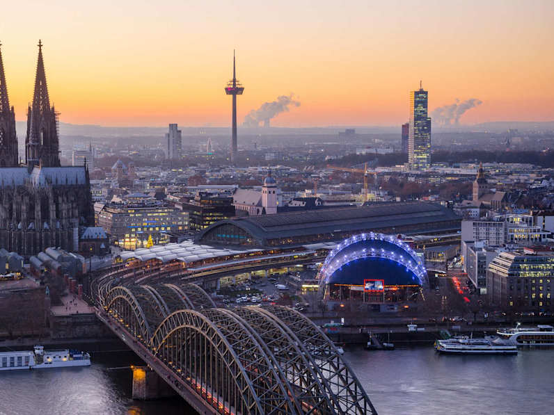 Sonnenuntergang über Köln, Deutschland.