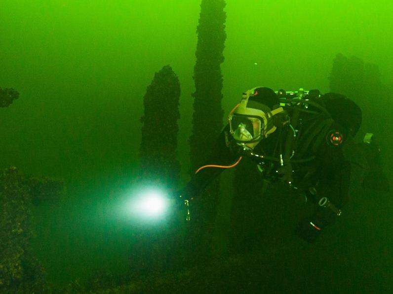 Im grünen Wasser der Ostsee können TaucherInnen versunkene Schiffe finden. © Erik Saanila/Shutterstock.com