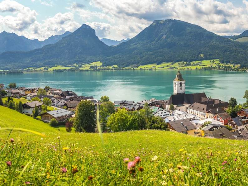 Das ganze Jahr über ist der Wolfgangsee ein tolles Reiseziel für Freunde der Natur. © iStock via Getty/Roman Kybus