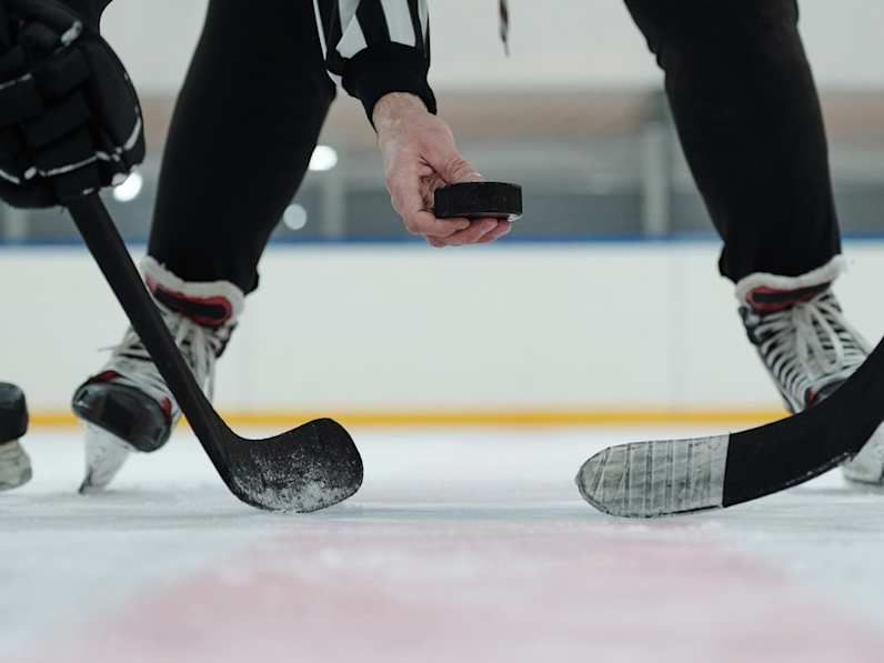 Wenn Du die Eishockey-Serie "Heated Rivalry" im echten Leben nachempfinden möchtest, musst Du nach Kanada reisen. © iStock via Getty/shironosov
