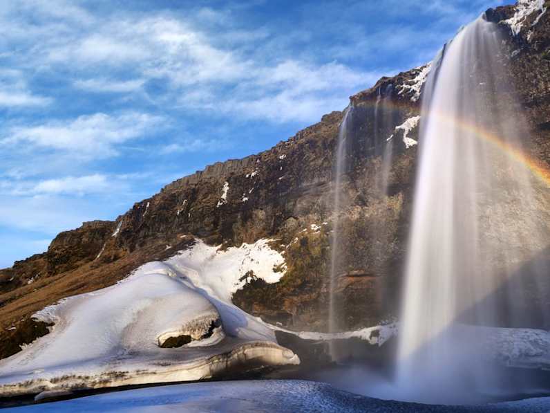 In Island kannst du von einem atemberaubenden Naturwunder zum nächsten reisen. © istock/Piotr Krzeslak