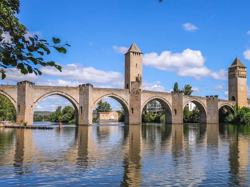 Die Valentré-Brücke über den Lot im französischen Okzitanien. © iStock via Getty/yujie chen