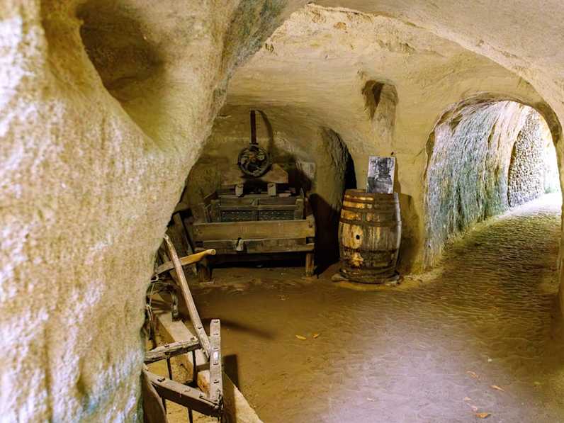 Einer der Weinkeller in Rochemenier. © imago images/Hanna Wagner