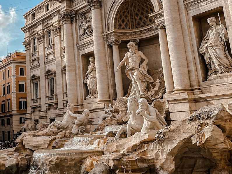 Neue Regelung am Trevi-Brunnen: Wer unmittelbar ans Wasser will, muss einen neuen Zugang nutzen und zwei Euro Eintritt bezahlen. © istock/Marinspo