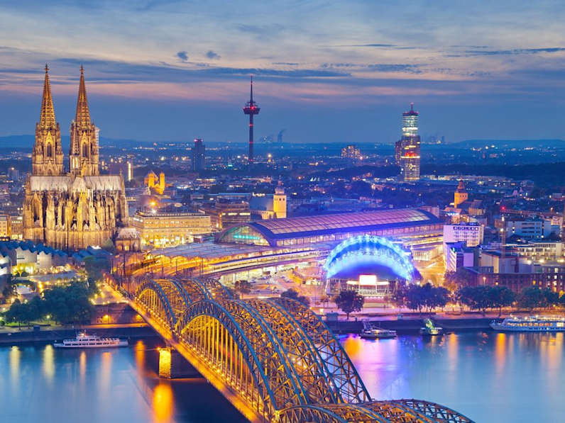 Reisende müssen künftig für den Besuch des Kölner Doms eine "Besichtigungsgebühr" entrichten. © iStock via Getty/RudyBalasko