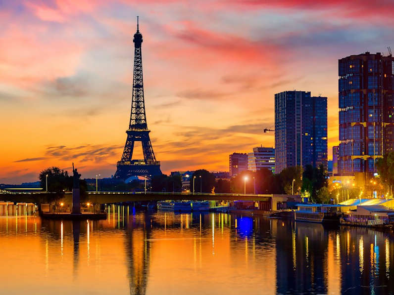 Zu den bekanntesten Wahrzeichen weltweit zählt zweifellos der Eiffelturm. © iStock via Getty/Givaga