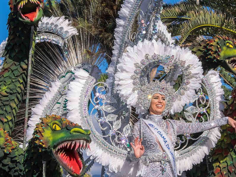 Karneval unter Palmen? Auf den kanarischen Inseln kannst Du das erleben. © istock/Salvador-Aznar