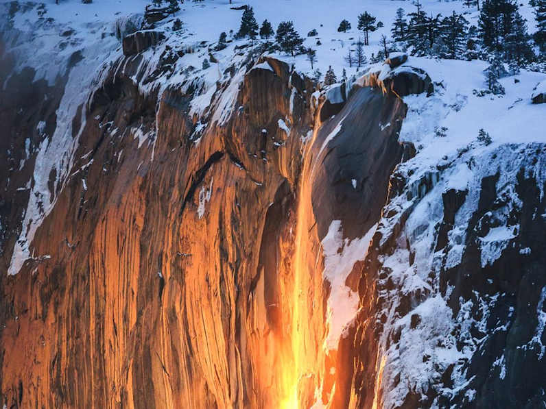 Hier stürzt Wasser und nicht Feuer in die Tiefe. © iStock via Getty/heyengel