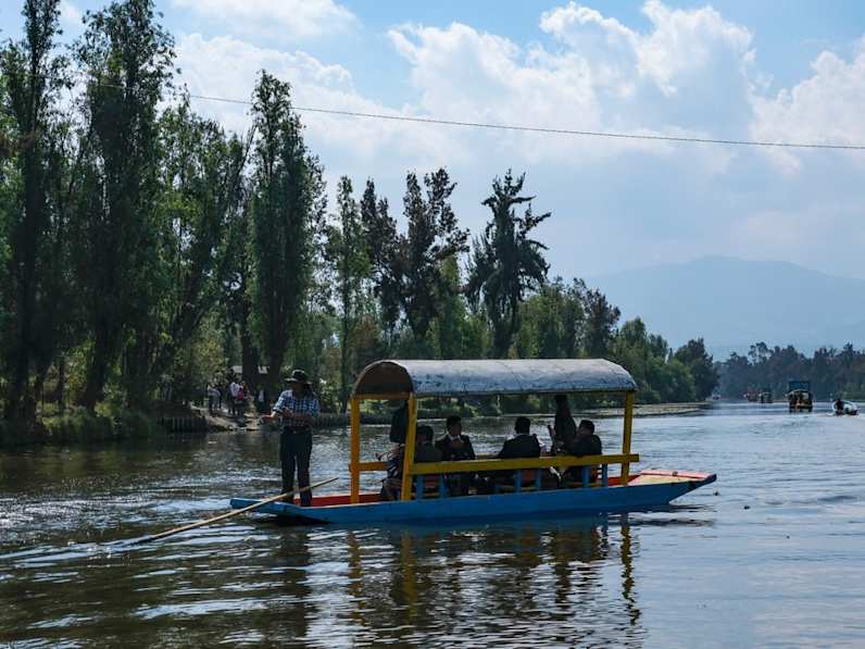 Mit einer Art Gondel (trajinera) fährst Du in Mexiko-Stadt zur verwunschenen Puppeninsel. © OscarEspinosa/iStock via Getty Images