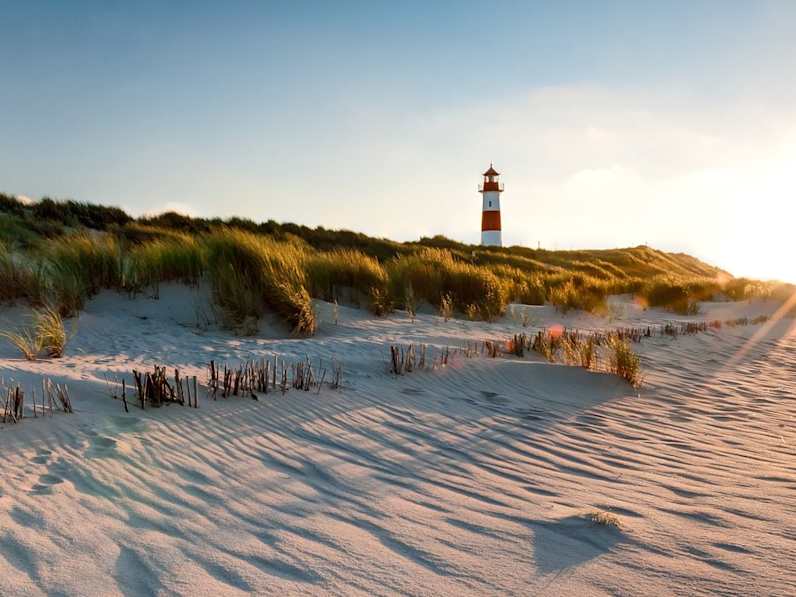 Sylt ist die wohl bekannteste deutsche Insel. Sie gilt für viele Menschen als Sehnsuchtsort und ist beliebter Treffpunkt der Promis und High Society. © iStock via Getty/mthaler
