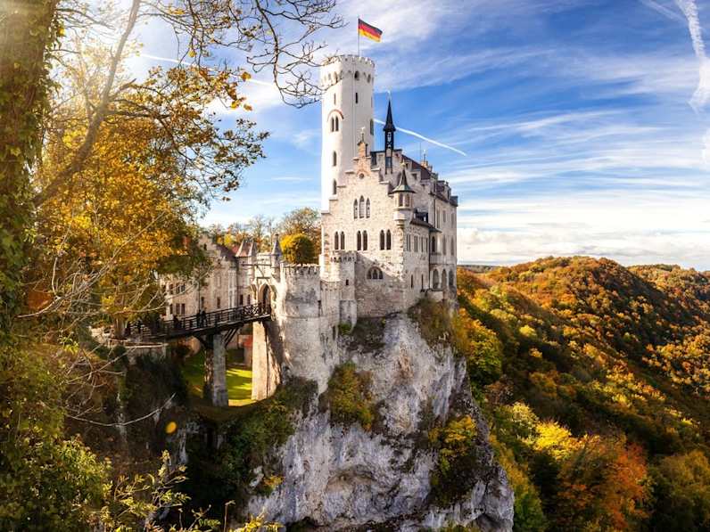 Schloss Lichtenstein ist besonders im Herbst einen Abstecher wert. © sculpies/Shutterstock.com