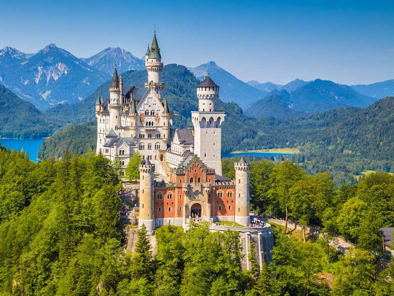 An Schloss Neuschwanstein führen mehrere Wanderwege vorbei. © canadastock/Shutterstock.com