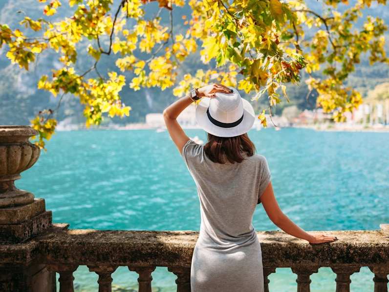 Rund um den Gardasee lässt es sich im Herbst besonders gut entspannen. © Viktor Gladkov/Shutterstock.com
