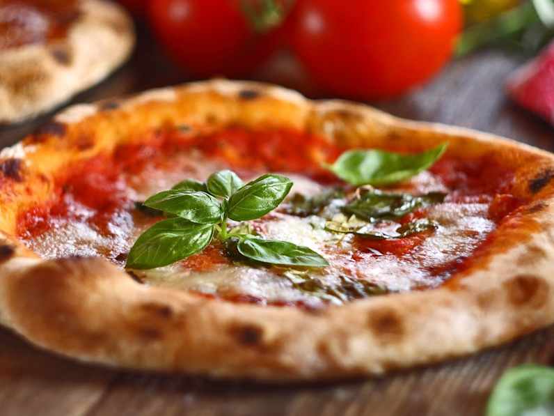 Für eine Pizza aus den Top Ten in Europa ist nicht einmal eine Reise über deutsche Grenzen hinaus nötig. © arina7/iStock via Getty Images