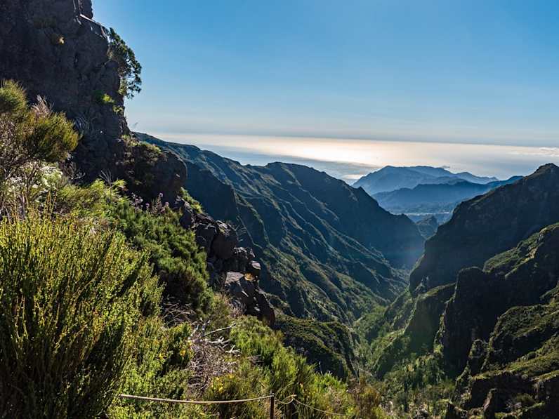 Der Blick vom Wanderweg "Vereda do Areeiro" auf Madeira. © iStock via Getty/honza28683
