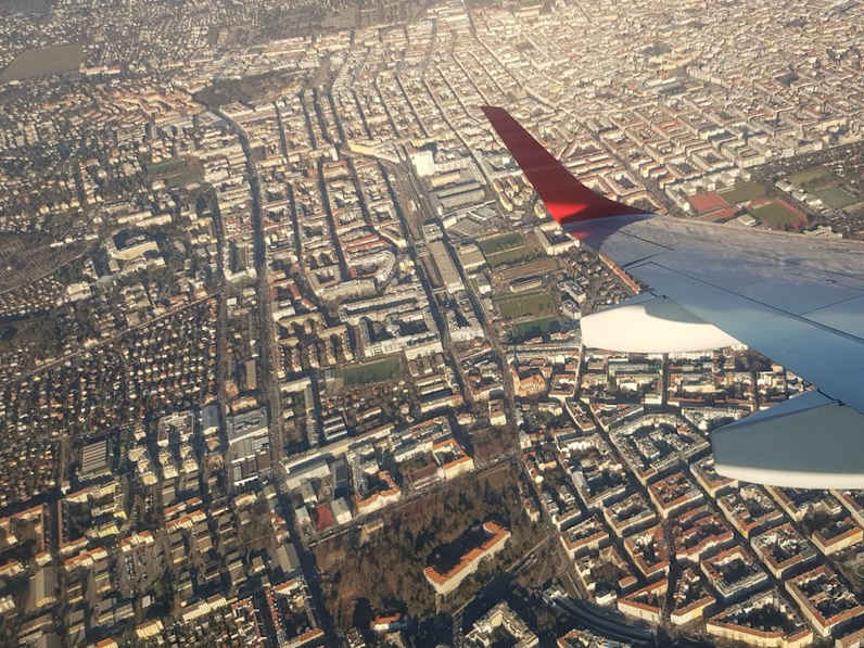 Vom Flughafen Köln/Bonn kannst Du unter anderem direkt nach Wien fliegen. © Cora Tesheira/iStock via Getty Images