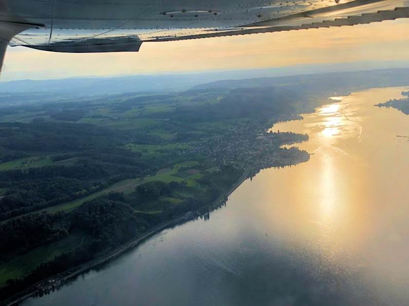 Wenn Du vom Flughafen Friedrichshafen startest, geht deine Reise über dem Bodensee los. © Robert Buchel/iStock via Getty Images