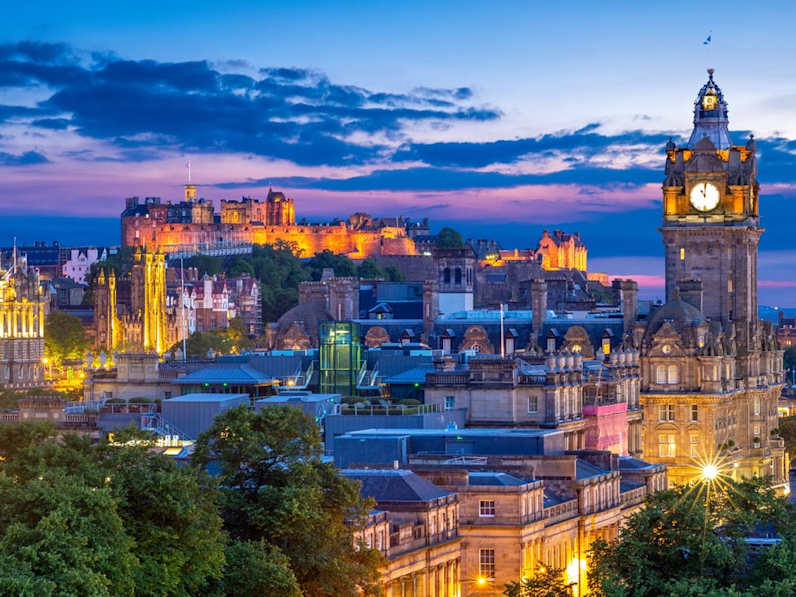 Im schottischen Edinburgh musst Du als BesucherIn ab sofort eine Touristensteuer für Übernachtungen zahlen. © iStock via Getty/Jui-Chi Chan