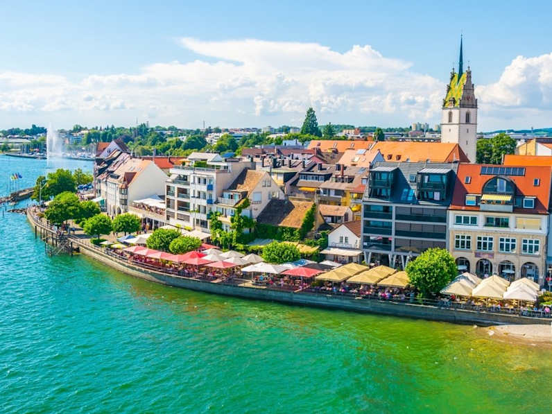 Rund um den Bodensee gibt es viele sehenswerte Dörfer und Städte, beispielsweise Friedrichshafen. © trabantos/Shutterstock.com
