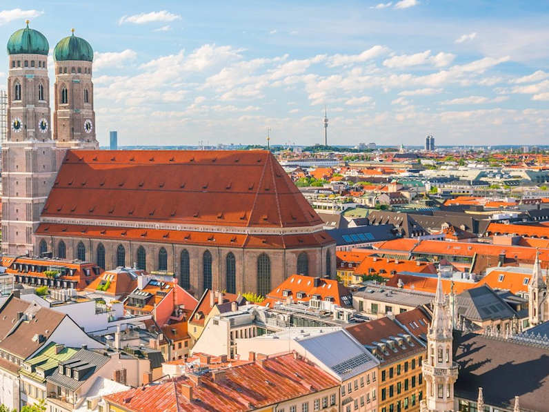 Die Frauenkirche gehört zu den bekanntesten Wahrzeichen Münchens. © f11photo/Shutterstock.com