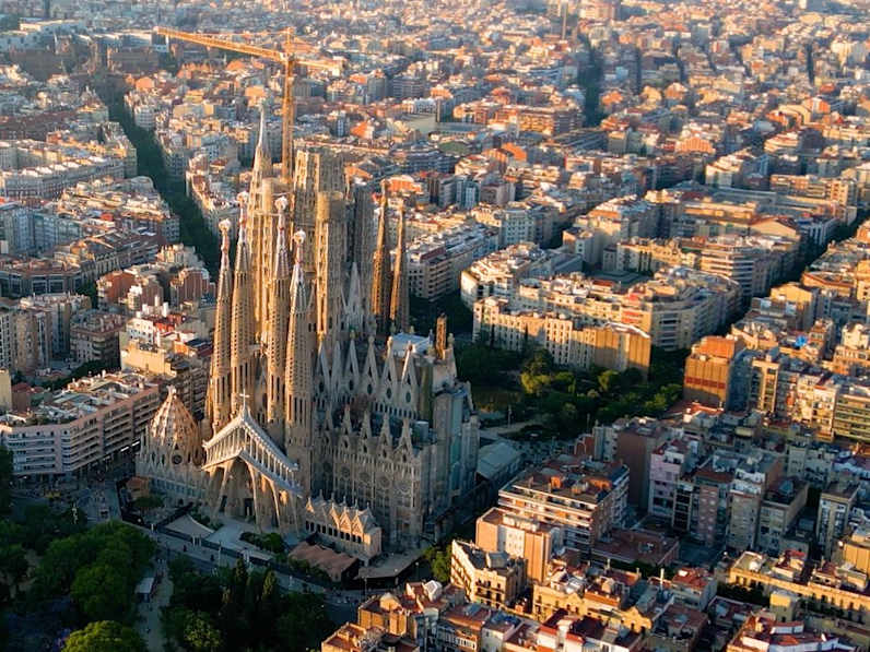 Der Christusturm der Sagrada Família erfährt zu Gaudís 100. Todestag die päpstliche Weihe. © iStock via Getty / Vunav V