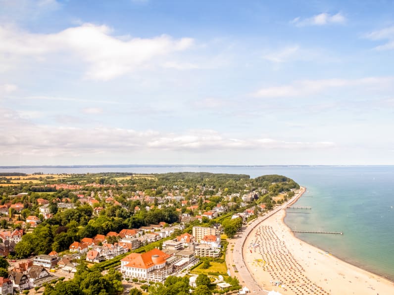 Drohnenansicht auf Travemünde in der Lübecker Bucht